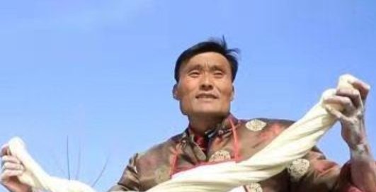 有网友爆料拉面哥妻子在面摊因低血糖晕倒，拉面哥现在后悔走红了吗？