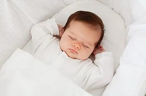 1岁多的婴儿，胃腔内竟排列3根6厘米长的钢钉，发生了什么？