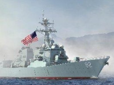 辽宁舰和美国驱逐舰近距离碰面，到底谁是强者？