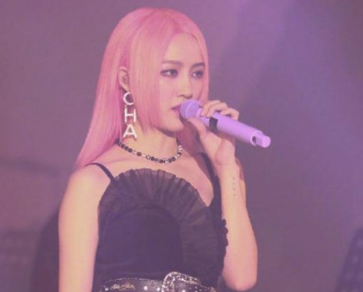 潘玮柏带着自己的老婆现身孟佳演唱会，孟佳作为潘玮柏的粉丝会是什么感受？