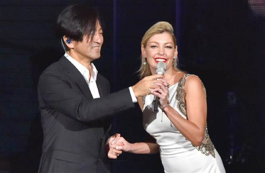 有一首DJ的歌词是全世界的人都知道我爱上了你是什么歌