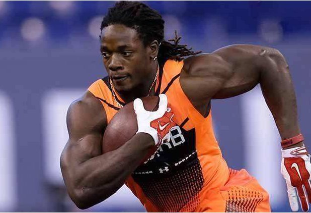 NBA球员和橄榄球球员，哪一方的肌肉更强？