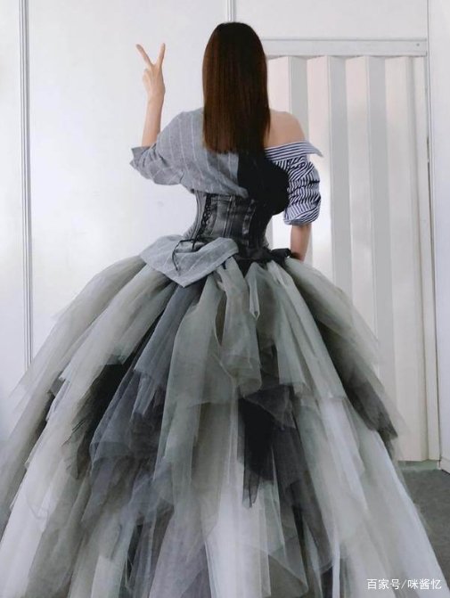 秦岚助阵古巨基跨界走秀，穿拼接服装大秀身材，气场像专业模特吗？