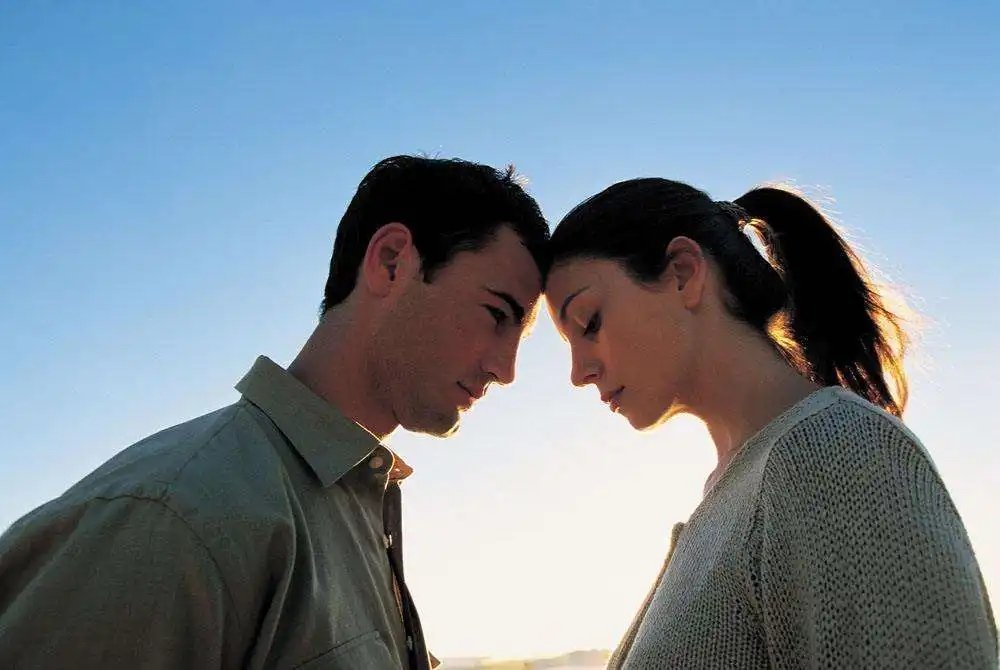 老公让我婚后和他父母住在一起，我不愿意，该怎么有效沟通？