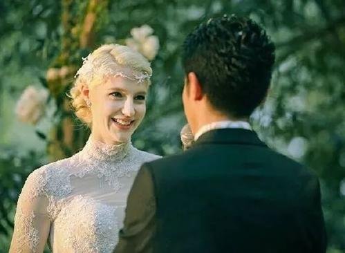 撒贝宁一家四口就餐，你知道他和妻子是怎么认识的吗？