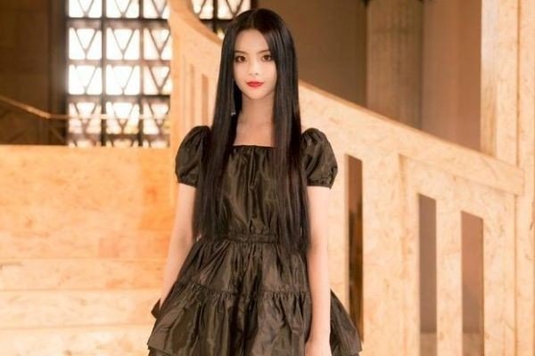 锦鲤杨超越一身黑看秀引争议,为何脱掉外套惊艳四座?