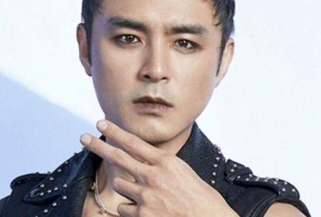 明道化烟熏装被吐槽像中毒，男人有必要浓妆艳抹吗？