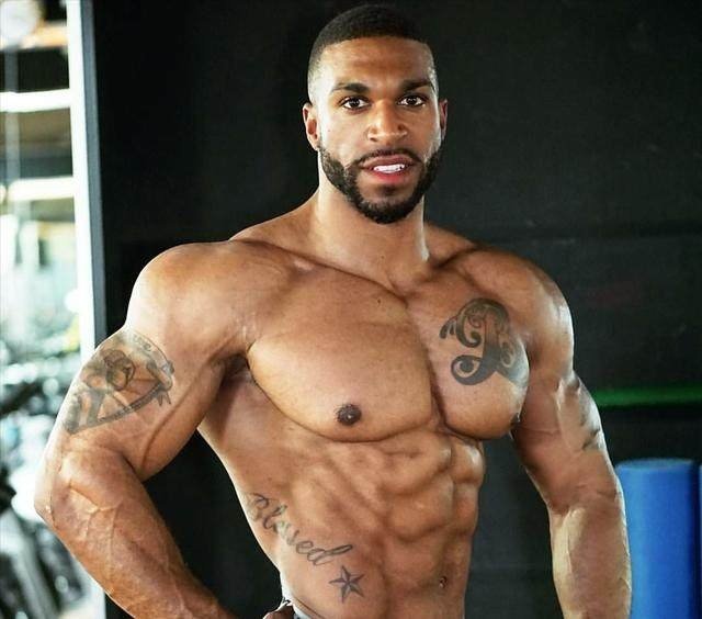 怎样才能练出好看又有型的肩膀呢？