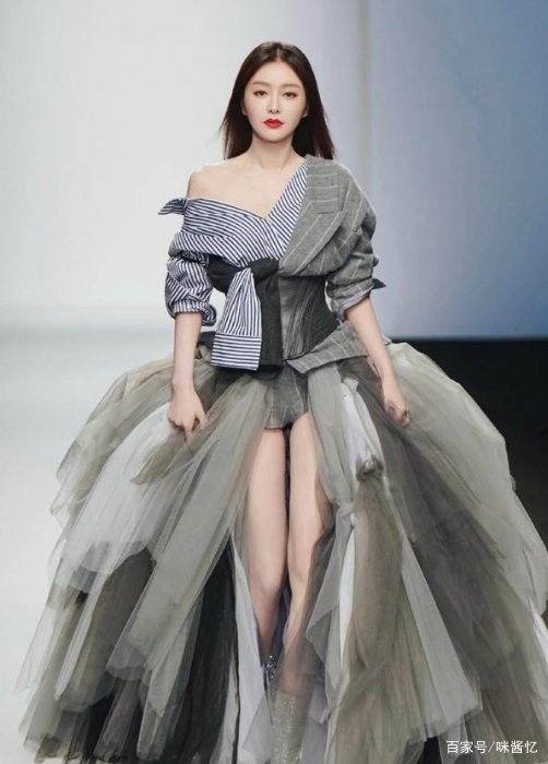 秦岚助阵古巨基跨界走秀，穿拼接服装大秀身材，气场像专业模特吗？