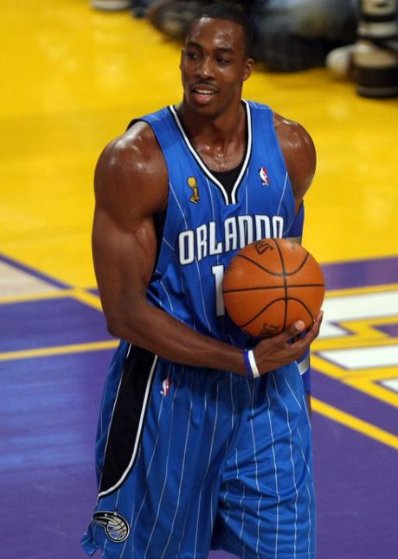 NBA球员和橄榄球球员，哪一方的肌肉更强？