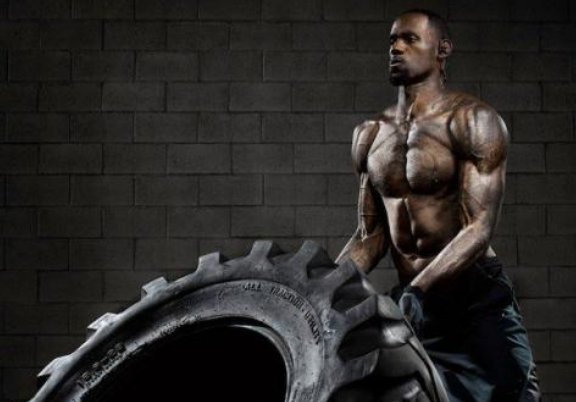 NBA球员和橄榄球球员，哪一方的肌肉更强？