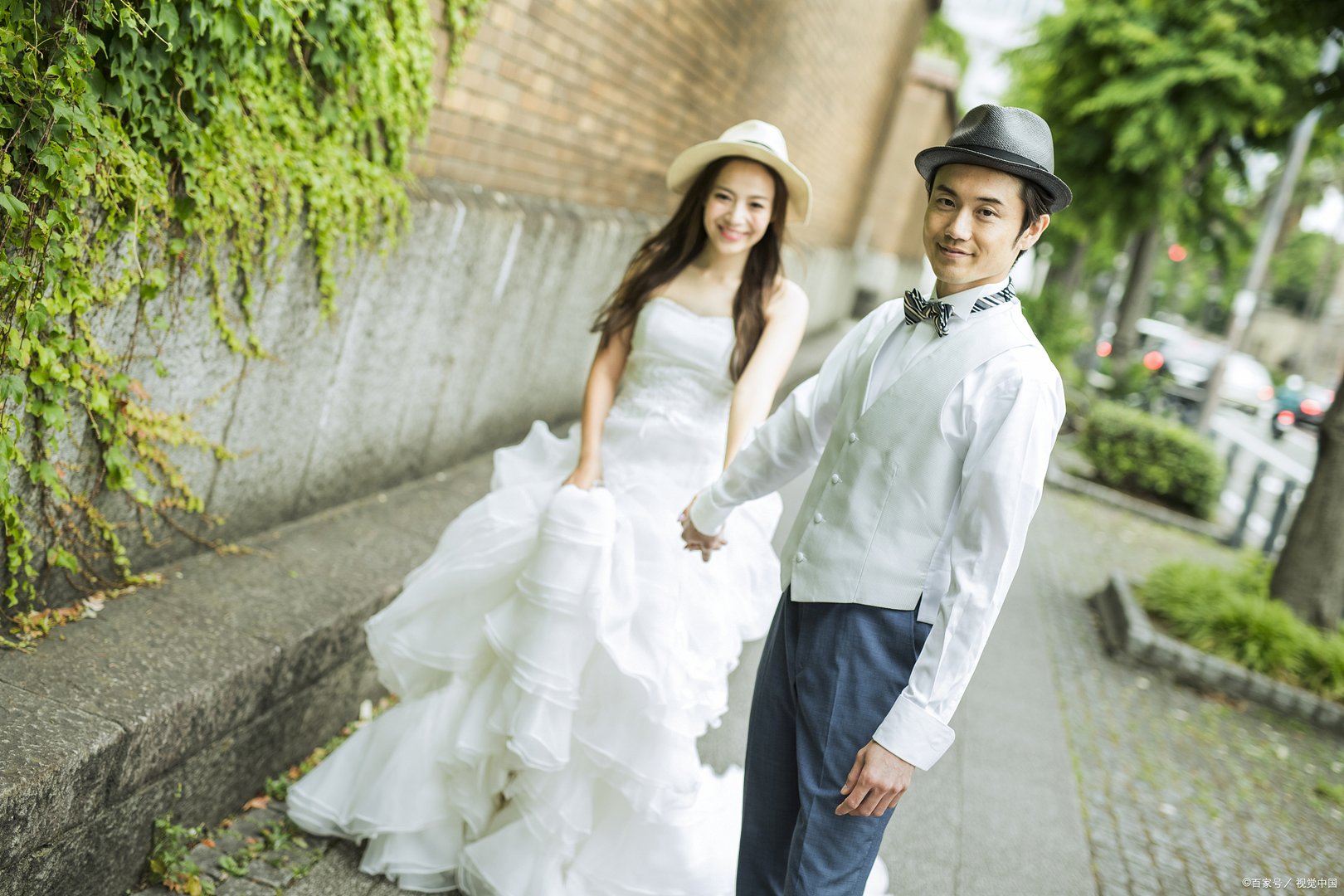 即将在来年春天举办婚礼，新人和宾客们怎么着装合适？