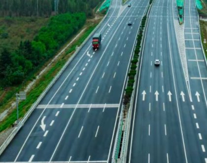 国庆成都高速堵车男子下车休息被遗忘，一路小跑追车，出行时需要注意什么？