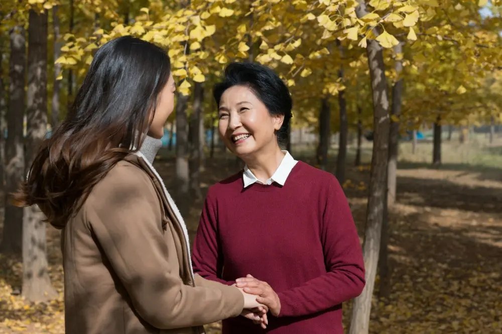 老公让我婚后和他父母住在一起，我不愿意，该怎么有效沟通？