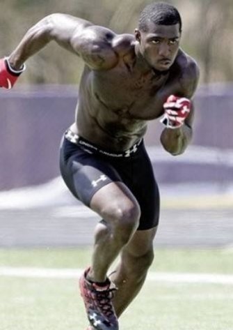 NBA球员和橄榄球球员，哪一方的肌肉更强？