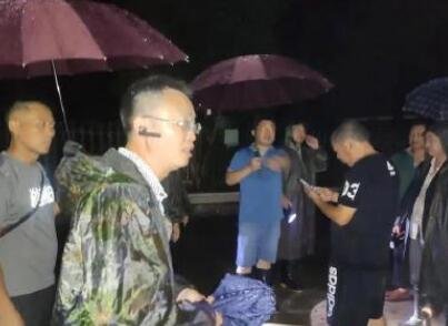 女子发现客厅1厘米裂缝救21户村民，事情原委是怎样的？