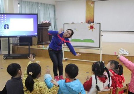 幼儿园老师坐孩子身上玩手机被举报，该事件最新进展是什么？