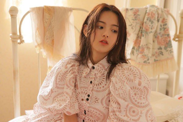 锦鲤杨超越一身黑看秀引争议,为何脱掉外套惊艳四座?