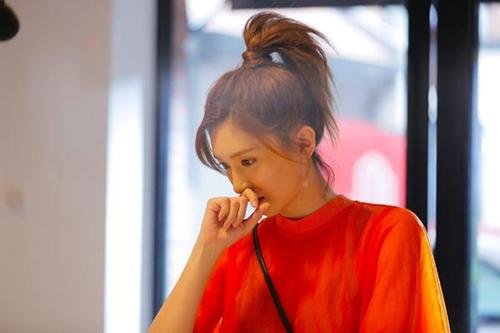 江疏影拿着暖手宝走红毯，为何女明星都是要风度不要温度？