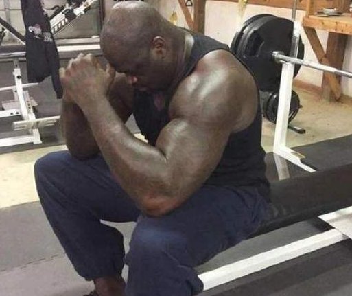 NBA球员和橄榄球球员，哪一方的肌肉更强？