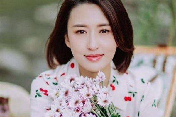 央视主持人张蕾晒旗袍美照,42岁的她状态如何?