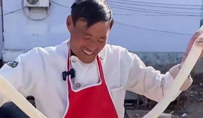 有网友爆料拉面哥妻子在面摊因低血糖晕倒，拉面哥现在后悔走红了吗？