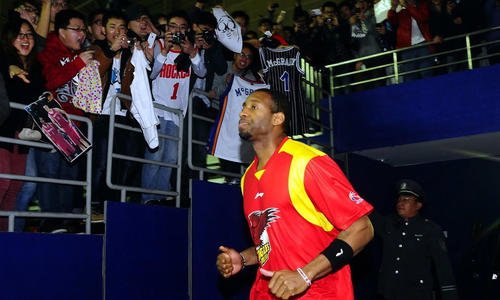 CBA赛场球迷互殴双双遭行拘，当时到底发生了什么？