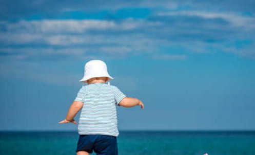 3岁男童被拴门绳勒脖吊挂致昏迷，肇事者这么做的动机是什么？