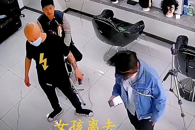 东北17岁女孩去纹身遭店老板怒斥，你认为老板这样做对不对？