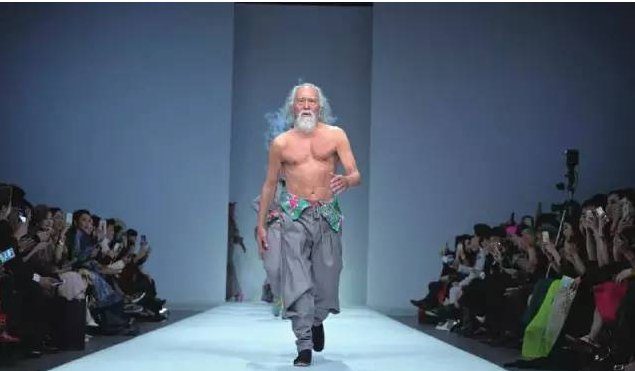 67岁大爷海南旅游救了4个溺水年轻人为何爆红网络？说明什么呢？