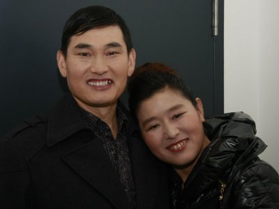 大衣哥视频连线给拉面哥鼓励，如何看待大衣哥拉面哥被过度围观？