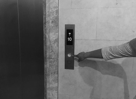 男子电梯里让路反被群殴骨折，施暴者到底为何这么做？