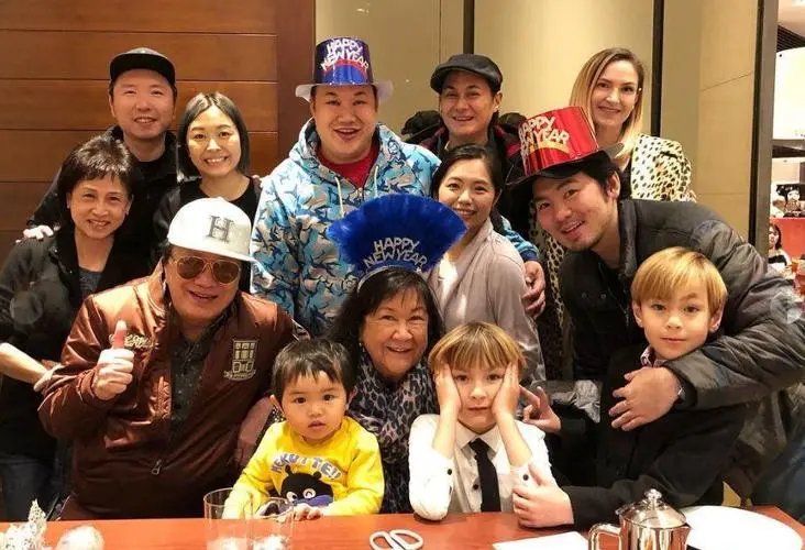 许冠杰庆祝三个孙子毕业，三代同堂游迪士尼，这一家人的颜值有多高？