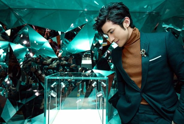 李治廷承认恋情，称女友是圈外人且是初恋，是谁剥夺了公众人物自由恋爱的权利？