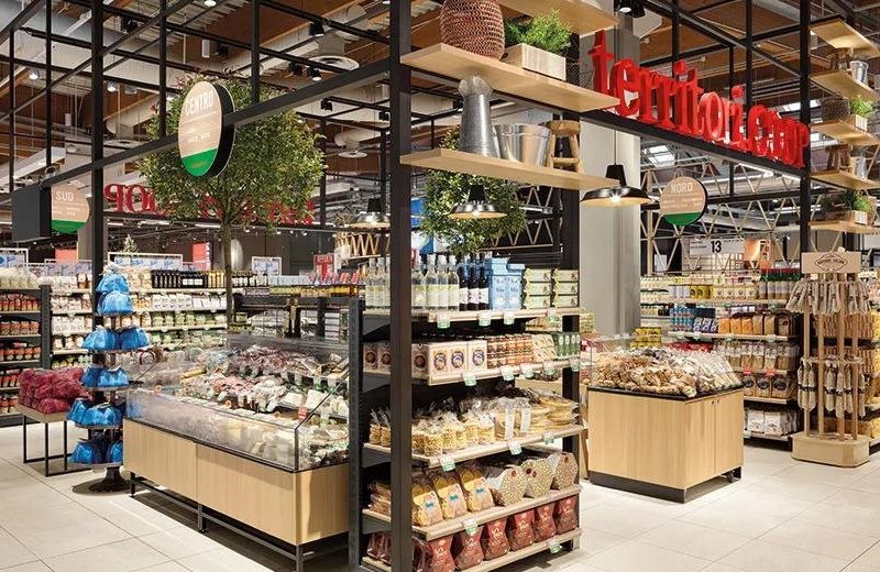 超市工作人员用脚踩冷冻鱼虾，超市是怎样回应的？