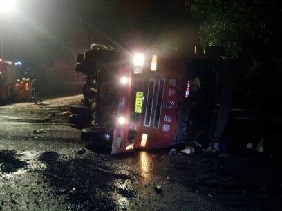 江西一重型半挂侧翻致小轿车被压，致6人死亡，事故的责任该如何划分？