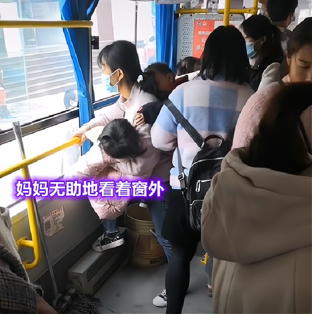 好消息！西安一名成人可免费带俩娃乘公交地铁，其他城市是否会跟进？