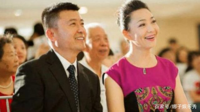 59岁皇后专业户戴春荣，她的老公，居然是我们熟悉的谁呢？