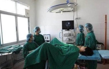 郑州怀八胞胎女子年仅18岁，她为何这么小就怀孕了？