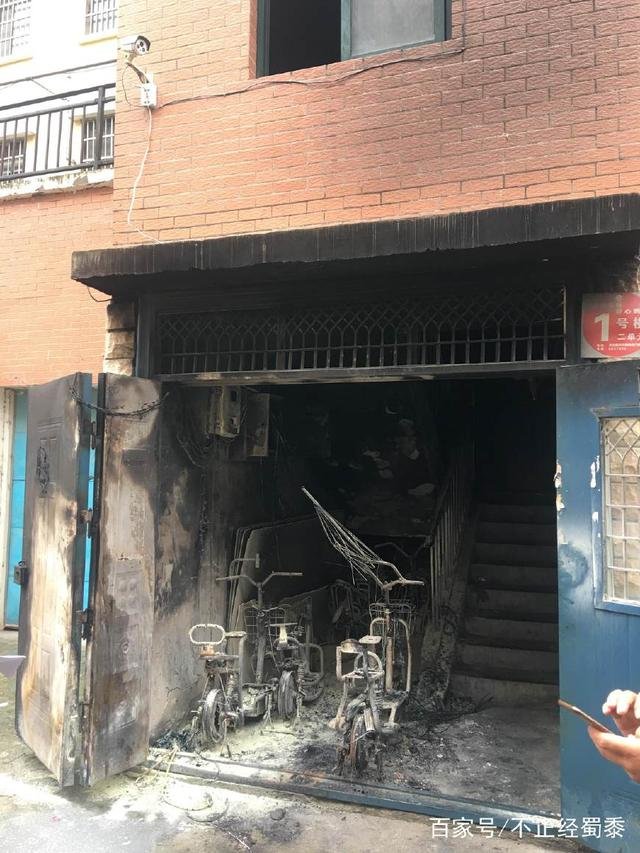 大火中母亲将女儿送2楼跳楼，折返救子被烧，后来怎样了？